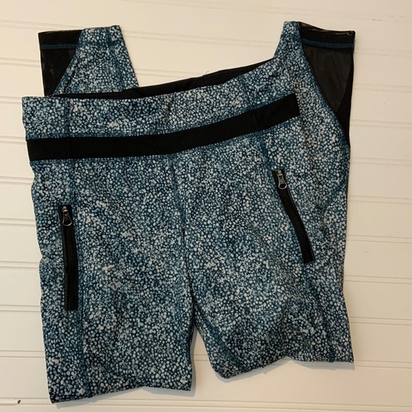 SALE! Lululemon Teal and White Inspire Tight Leggings - Picture 4 of 12